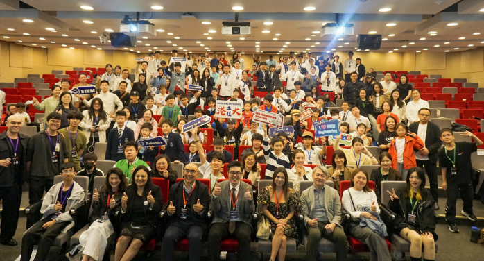 Group photo of participating teams and judging panel at MeckUp Quest 2026